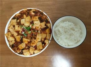 出锅了，撒上葱花和少许花椒粉，配一碗白米饭，真是太美味，好吃到停不下来