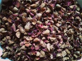 玫瑰需要逐朵逐瓣剥下，这是一个浩大的工程，严重影响最后的成品，所以一定要耐心的完成。