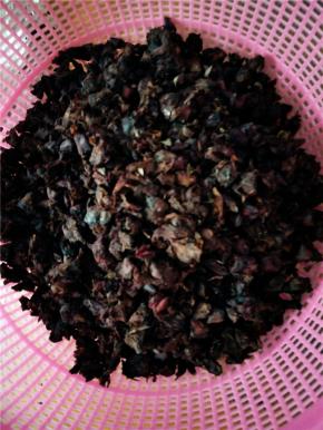 剥好的玫瑰花瓣洗净，取1/4的玫瑰花瓣平铺晾干，剩下的锅内烧开水，放入玫瑰烫一下玫瑰花瓣，沥干水分晾干。