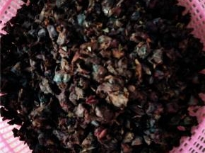 剥好的玫瑰花瓣洗净，取1/4的玫瑰花瓣平铺晾干，剩下的锅内烧开水，放入玫瑰烫一下玫瑰花瓣，沥干水分晾干。