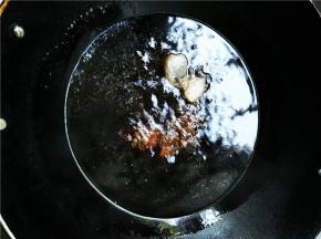 待所有的花瓣都完全干燥了之后，锅内加少许水和冰糖，砂糖，小火熬化至粘稠。