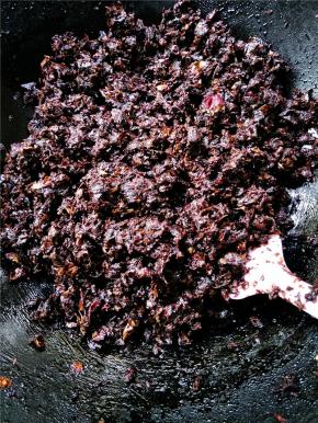 待玫瑰花匠呈现如下状态时（大概小火翻搅10分钟，中途不要停止），装入准备好的罐子里，装好之后，在最上层浇上蜂蜜，盖紧盖子密封发酵。