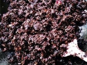 待玫瑰花匠呈现如下状态时（大概小火翻搅10分钟，中途不要停止），装入准备好的罐子里，装好之后，在最上层浇上蜂蜜，盖紧盖子密封发酵。