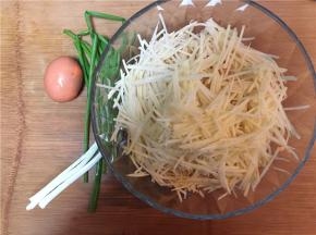 取土豆洗净削皮切丝，香葱切碎（我是用擦丝器直接擦丝的，这样丝比较均匀）