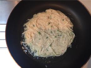 平底锅预热后给锅底刷一层植物油，将以调好的土豆丝盛入锅内摊平