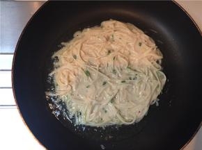 平底锅预热后给锅底刷一层植物油，将以调好的土豆丝盛入锅内摊平