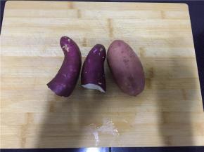 取红薯洗净削皮切块（削皮是为了让蜂蜜更好的入味，当然也省去了吃的过程中要剥皮的麻烦）。