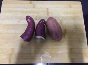 取红薯洗净削皮切块（削皮是为了让蜂蜜更好的入味，当然也省去了吃的过程中要剥皮的麻烦）。