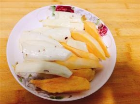 接下来是给切好的红薯块均匀的刷上一层蜂蜜，并静置腌渍20分钟