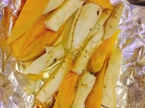 随后180度预热烤箱，并将红薯均匀的摆放在锡纸上并包好。送入烤箱烤40分钟。 送入烤箱烤40分钟后取出。看完之后是不是觉得超级简单呢？