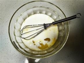 加入牛奶和淡奶油继续搅拌。