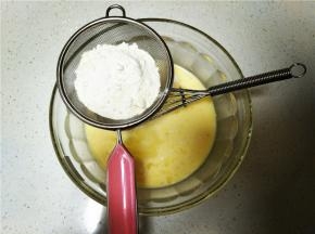 面粉、澄粉和奶粉混合后过筛入碗继续搅拌。