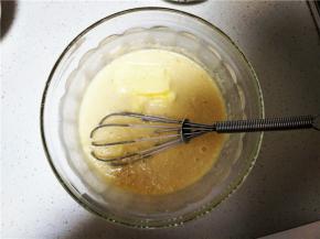 搅拌好的奶糊中加入软化好的黄油。