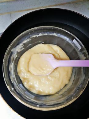 锅内烧水，烧开后，将混合好的糊隔水加热并不断搅拌，开中小火，一定要不停地搅拌，以免大片结块。搅拌至成形，关火。