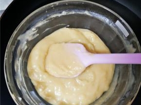 锅内烧水，烧开后，将混合好的糊隔水加热并不断搅拌，开中小火，一定要不停地搅拌，以免大片结块。搅拌至成形，关火。