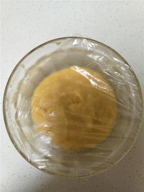 盖保鲜膜凉后就可以使用了。