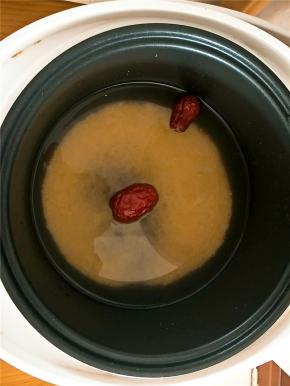 米淘净，加入水和枣先煮小米汤（电饭煲大概煮30分钟）。