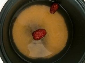 米淘净，加入水和枣先煮小米汤（电饭煲大概煮30分钟）。