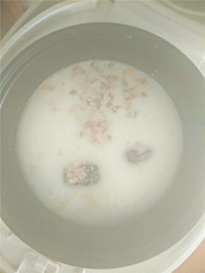 小米汤熬好后，加入牛奶和燕麦片，继续焖煮15分钟左右。
