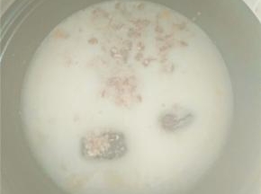 小米汤熬好后，加入牛奶和燕麦片，继续焖煮15分钟左右。