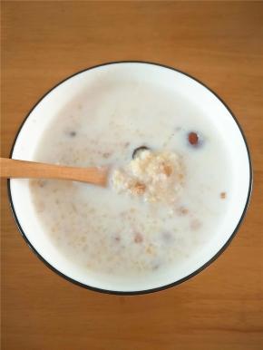 加有小米的牛奶燕麦粥不在单调，口味也更加的浓郁，盛出后待温度略低后加入蜂蜜调味，开吃啦。