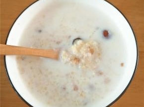 加有小米的牛奶燕麦粥不在单调，口味也更加的浓郁，盛出后待温度略低后加入蜂蜜调味，开吃啦。