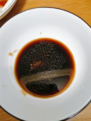 这道菜的精华就在于调汁，一勺香醋，半勺生抽，半勺蚝油，适量鸡精，少许白砂糖，少许盐，在适量加点白开水搅匀。