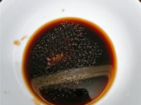 这道菜的精华就在于调汁，一勺香醋，半勺生抽，半勺蚝油，适量鸡精，少许白砂糖，少许盐，在适量加点白开水搅匀。