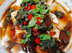 放上香菜，淋上料汁，味美颜高的皮蛋豆腐就做好了。