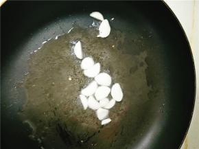 热锅冷油，爆香蒜瓣。