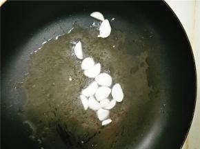 热锅冷油，爆香蒜瓣。
