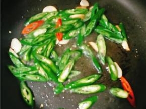 蒜香扑鼻后加入青红椒一起翻炒。