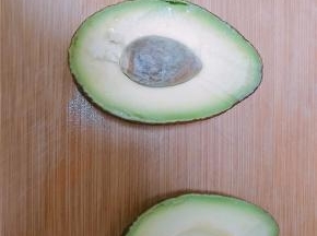 牛油果一切为二，有一个很大的果核，果肉为黄绿色，味如牛油，被称为“森林的牛油”。