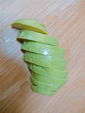 果肉切块，如更喜欢细腻口感的可按压成果泥。