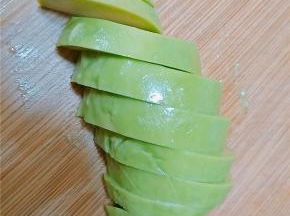 果肉切块，如更喜欢细腻口感的可按压成果泥。