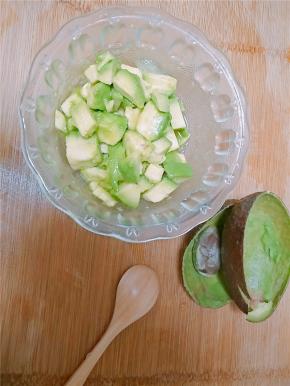 加入之前准备好的白砂糖，和少许蜂蜜调味。拌匀即食，方便且低脂，最重要的美味。