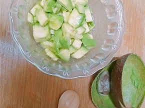 加入之前准备好的白砂糖，和少许蜂蜜调味。拌匀即食，方便且低脂，最重要的美味。