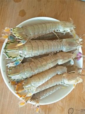 清洗皮皮虾一定小心扎到手，最好带着手套清洗。