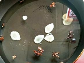 锅内放入凉水，调料一同放入。大火烧开。