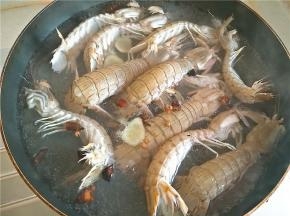 水开后放入洗净的皮皮虾，盖上锅盖，待皮皮虾变色后，打开锅盖煮3分钟即可。