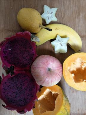 所需食材如下，我选择了杨桃、香蕉、梨、苹果、木瓜。