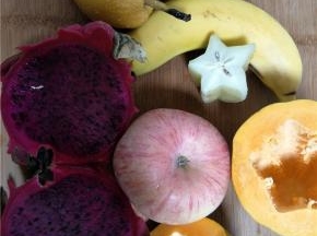 所需食材如下，我选择了杨桃、香蕉、梨、苹果、木瓜。