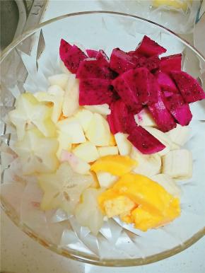 将所有水果去皮、洗净，切块装碗。