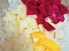 将所有水果去皮、洗净，切块装碗。