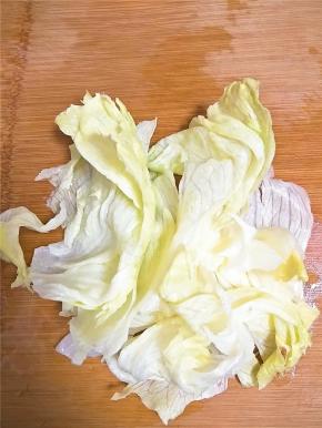 西生菜是沙拉必备，即使水果沙拉我也喜欢放一点，切丝即可。