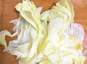 西生菜是沙拉必备，即使水果沙拉我也喜欢放一点，切丝即可。