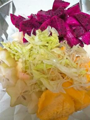 切好的西生菜放入水果上。