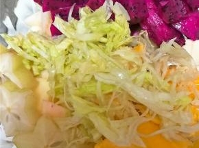 切好的西生菜放入水果上。