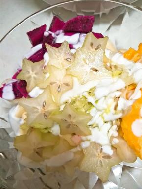 淋上一杯酸奶和沙拉酱就完成啦。