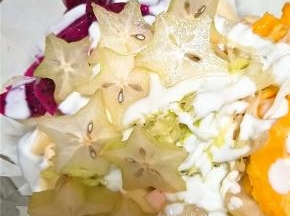 淋上一杯酸奶和沙拉酱就完成啦。